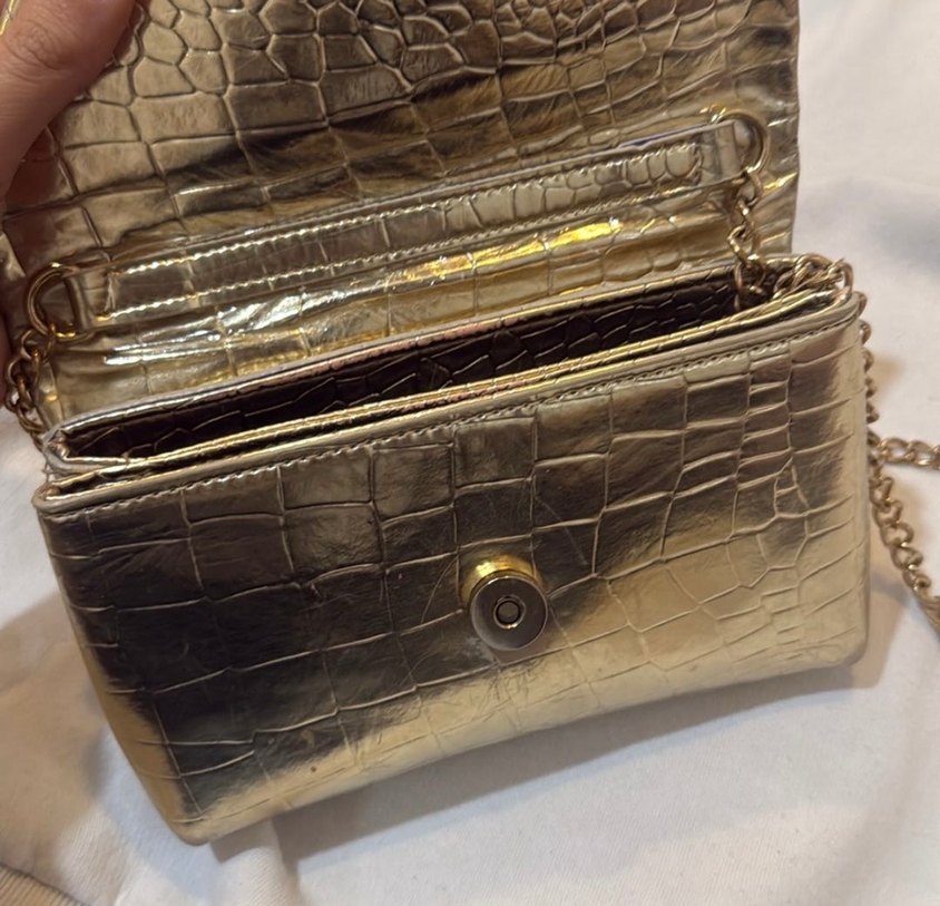 Zincir Detaylı Parlak Altın Deri Çanta - Görsel 4