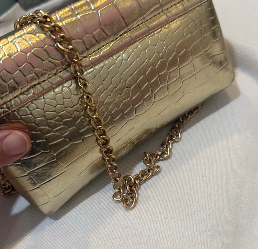 Zincir Detaylı Parlak Altın Deri Çanta - Görsel 3