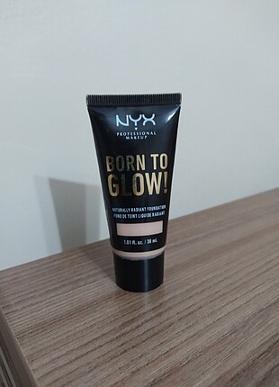 Nyx born to glow fondöten