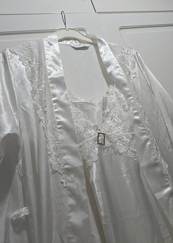 Uzun Beyaz Kadın Sabahlık - Görsel 2