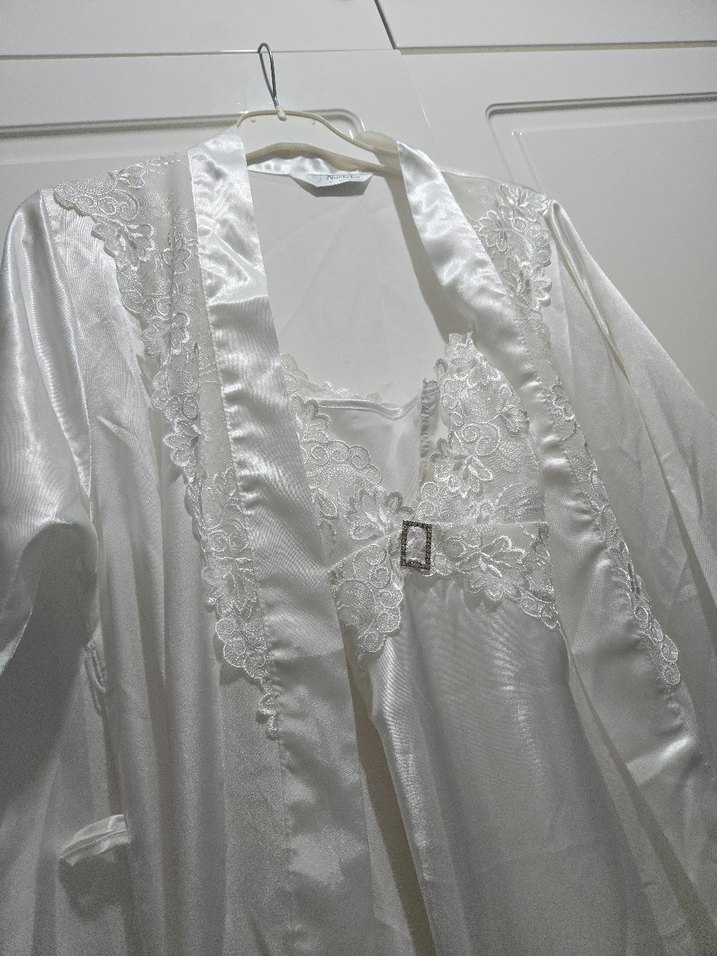 Uzun Beyaz Kadın Sabahlık - Görsel 2