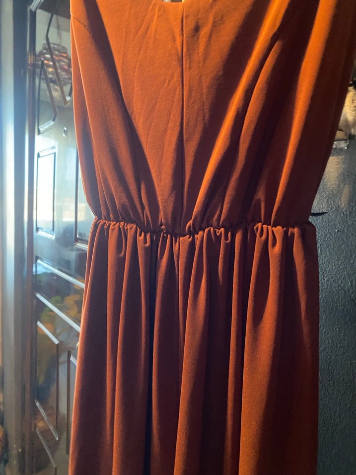 V Yaka Kahverengi Uzun Salaş Elbise - Görsel 3