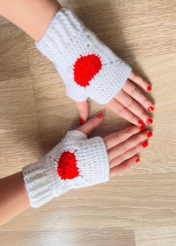Beyaz Örgü Kadın Eldiveni Kırmızı Kalp Detaylı - Görsel 2