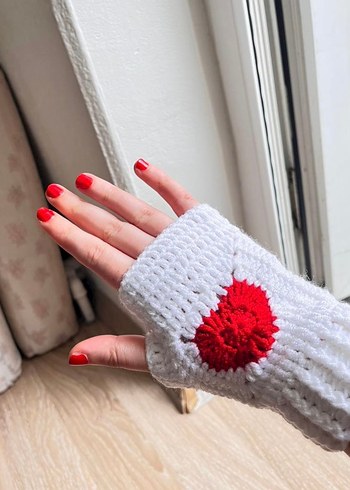 Beyaz Örgü Kadın Eldiveni Kırmızı Kalp Detaylı - Görsel 4