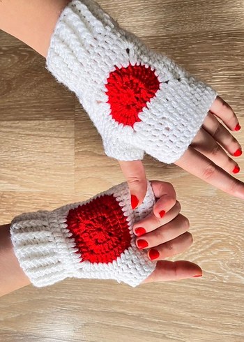 Beyaz Örgü Kadın Eldiveni Kırmızı Kalp Detaylı - Görsel 3