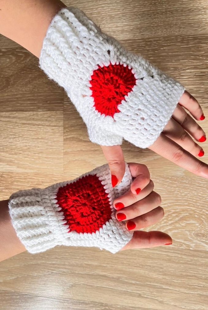 Beyaz Örgü Kadın Eldiveni Kırmızı Kalp Detaylı - Görsel 3