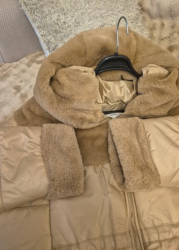 Bej Kadın Kısa Peluş Detaylı Kışlık Mont - Görsel 3