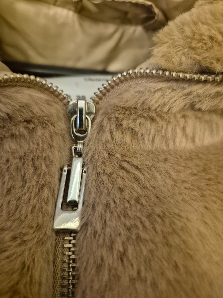 Bej Kadın Kısa Peluş Detaylı Kışlık Mont - Görsel 4