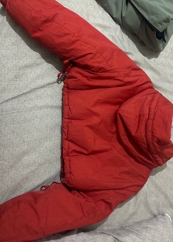 Kırmızı Kapüşonlu Kadın Kısa Mont - Görsel 4