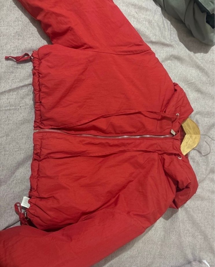 Kırmızı Kapüşonlu Kadın Kısa Mont - Görsel 3