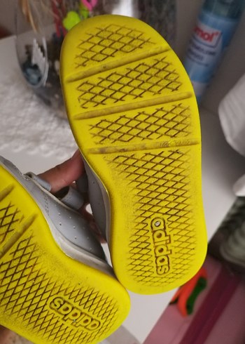 25 Beden beyaz Renk Adidas Erkek Çocuk Gri Beyaz Spor Ayakkabı