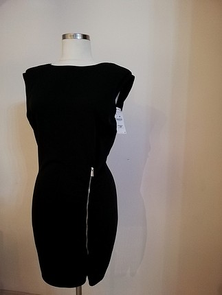 Zara etiketi üstünde siyah elbise