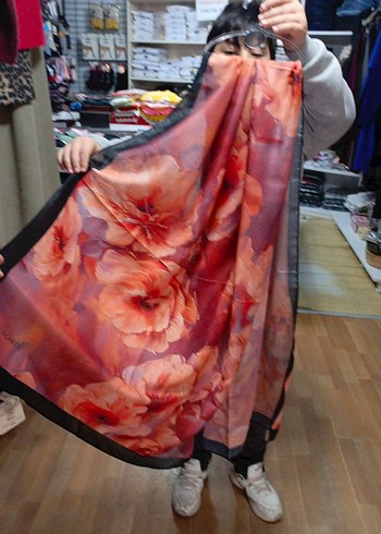 Turuncu Çiçek Desenli Kadın İpek Şal - Görsel 2