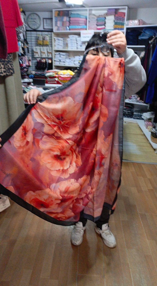 Turuncu Çiçek Desenli Kadın İpek Şal - Görsel 2