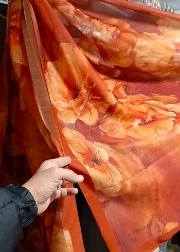 Parlak Turuncu Çiçek Desenli Kadın Fular - Görsel 2