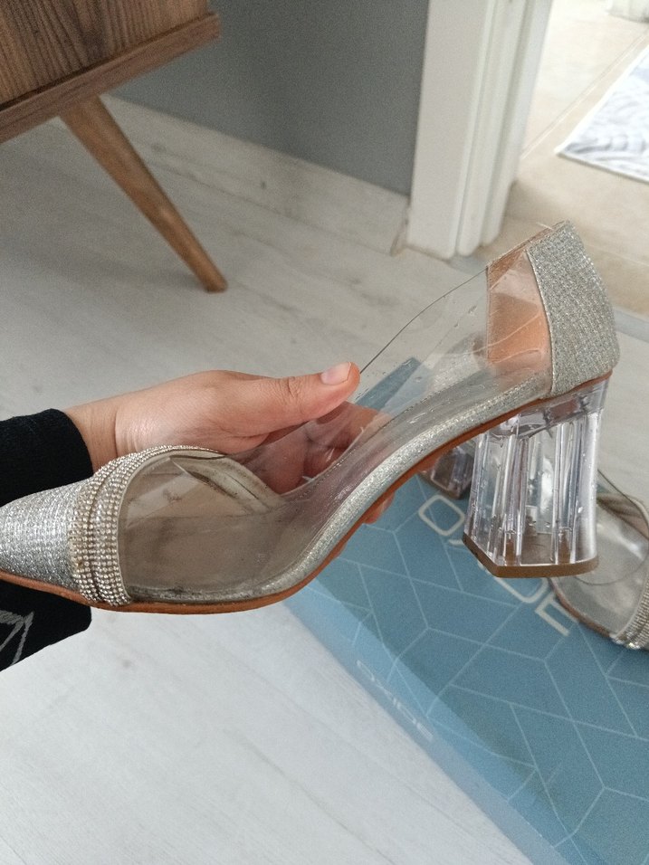 Tokalı Beyaz Yılan Desenli Kadın Topuklu Ayakkabı - Görsel 3