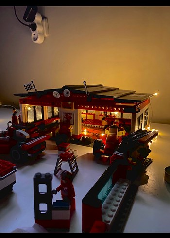 LEGO Yarış Seti garajı - Görsel 2