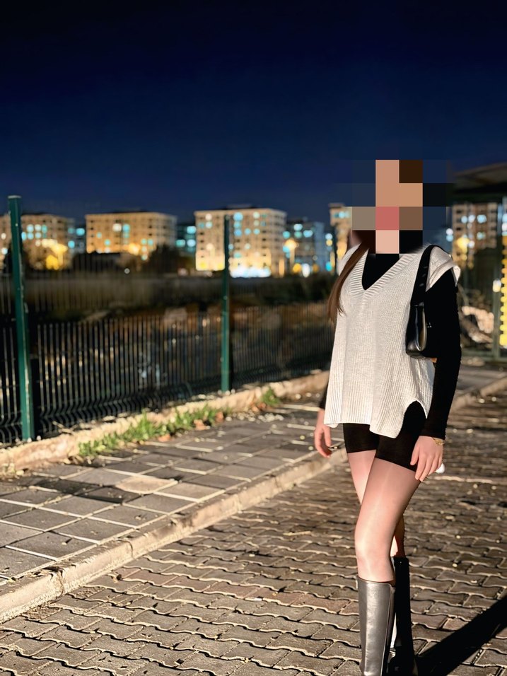 V Yaka Kısa Beyaz Triko Süveter - Görsel 2