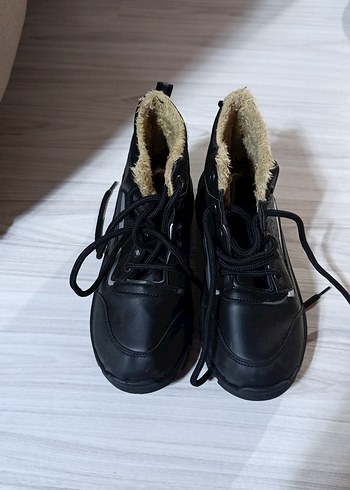 Erkek Çocuk Siyah Bağcıklı Kauçuk Bot 
Hiç kullanılmamış - Görsel 4