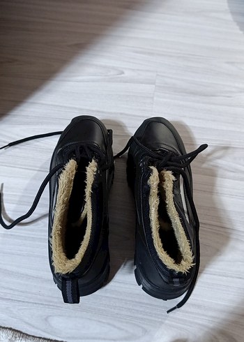 Erkek Çocuk Siyah Bağcıklı Kauçuk Bot 
Hiç kullanılmamış - Görsel 2