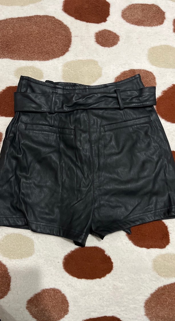 Kadın Siyah Deri Kemerli Mini Şort - Görsel 2