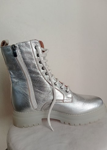 Gri Metalik Bağcıklı Kadın Bot - Görsel 2