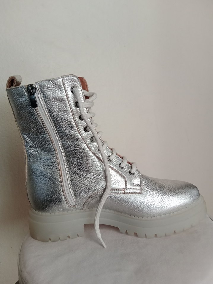 Gri Metalik Bağcıklı Kadın Bot - Görsel 2