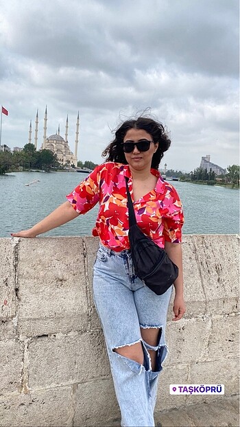 Pembe çiçekli gömlek