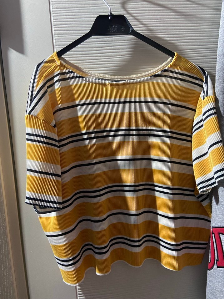 Stradivarius Sarı Çizgili Kısa Kollu Bluz - Görsel 2