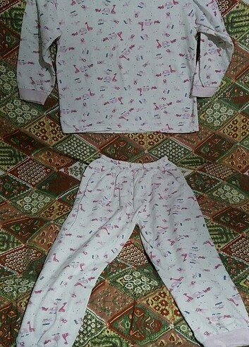 Pembe, Beyaz renk desenli pijama takımı 6 yaş 
