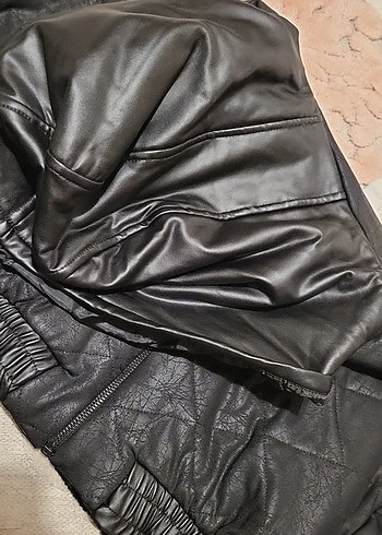 Kısa Kesim Siyah Deri Kapüşonlu Ceket - Görsel 3