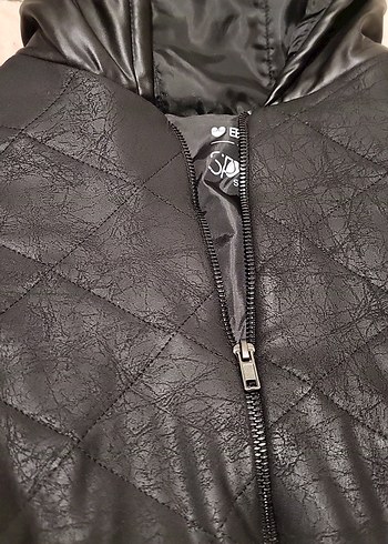 Kısa Kesim Siyah Deri Kapüşonlu Ceket - Görsel 2