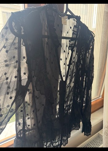 İc gösteren siyah bluz v yaka fırfırlı - Görsel 2