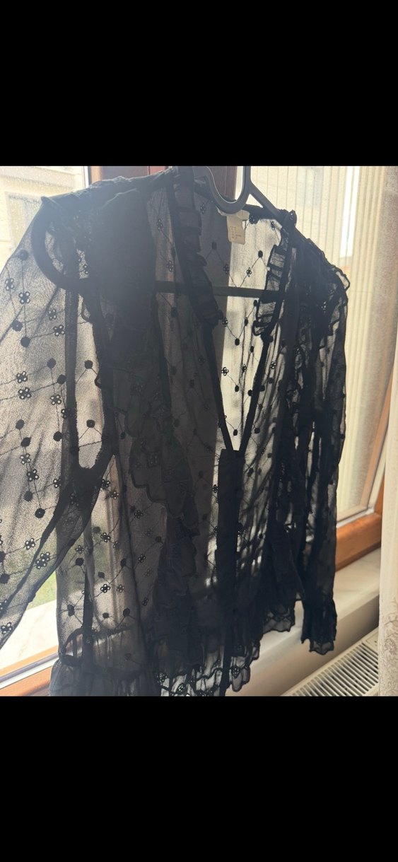 İc gösteren siyah bluz v yaka fırfırlı - Görsel 2