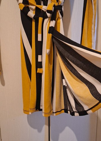 Çizgili Sarı Uzun Kollu Kısa Elbise - Görsel 3