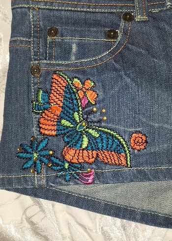 Nakışlı Düğmeli Mini Kot Şort - Görsel 3