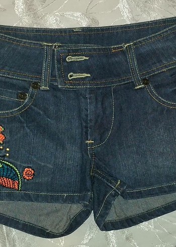 Nakışlı Düğmeli Mini Kot Şort - Görsel 6