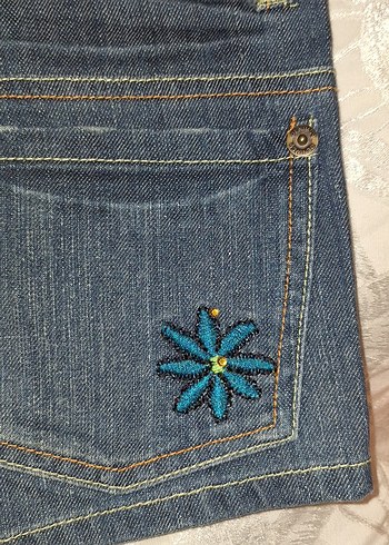 Nakışlı Düğmeli Mini Kot Şort - Görsel 5