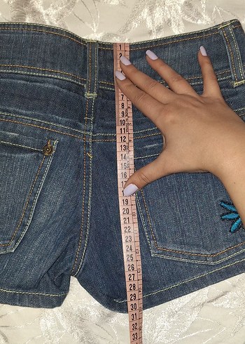 Nakışlı Düğmeli Mini Kot Şort - Görsel 8