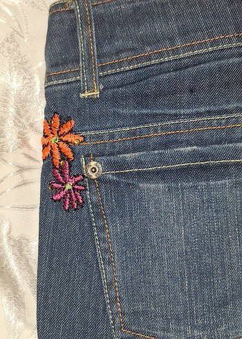 Nakışlı Düğmeli Mini Kot Şort - Görsel 4