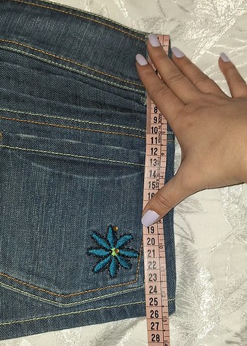 Nakışlı Düğmeli Mini Kot Şort - Görsel 7