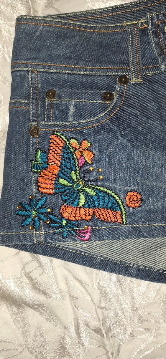 Nakışlı Düğmeli Mini Kot Şort - Görsel 3