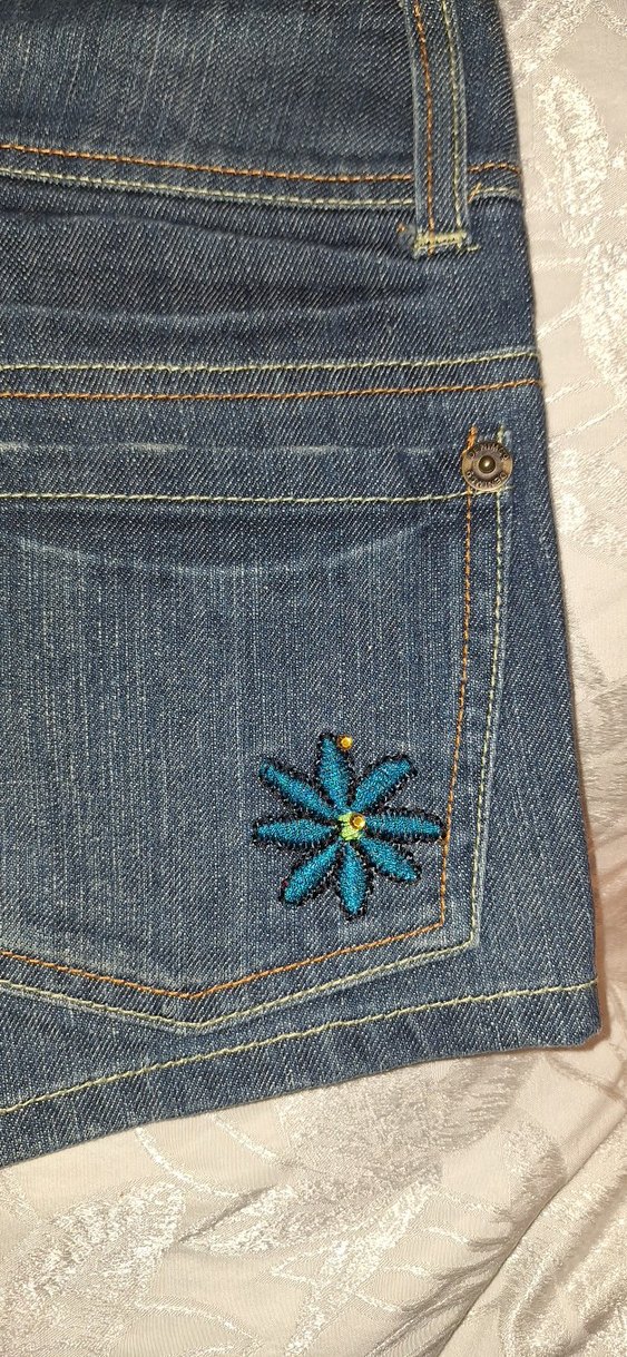 Nakışlı Düğmeli Mini Kot Şort - Görsel 5