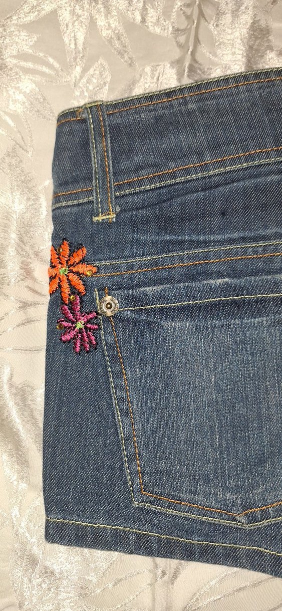 Nakışlı Düğmeli Mini Kot Şort - Görsel 4