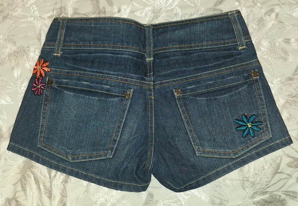 Nakışlı Düğmeli Mini Kot Şort - Görsel 2