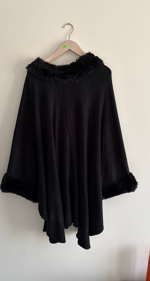 Kürk Detaylı Siyah Kadın Panço - Görsel 2