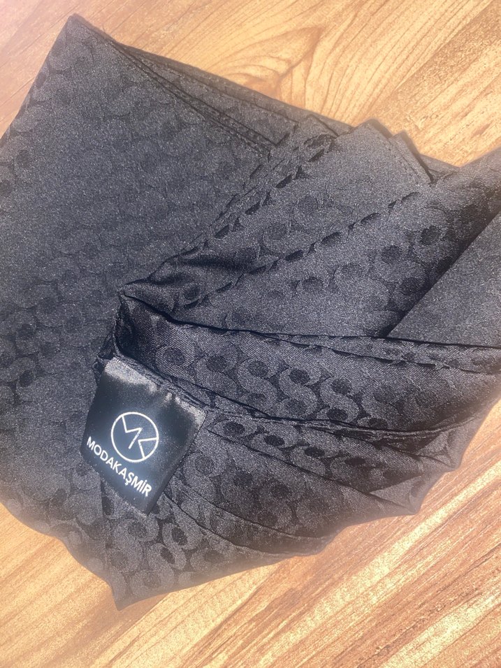 Siyah Kadın Drapeli Şal - Görsel 2