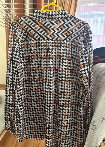 Düğmeli, V Yaka, Uzun Kollu Kadın Gömlek - Görsel 3