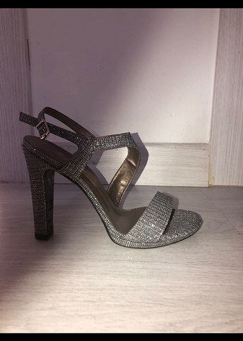 Gri Parlak Taşlı Topuklu Kadın Ayakkabı - Görsel 2
