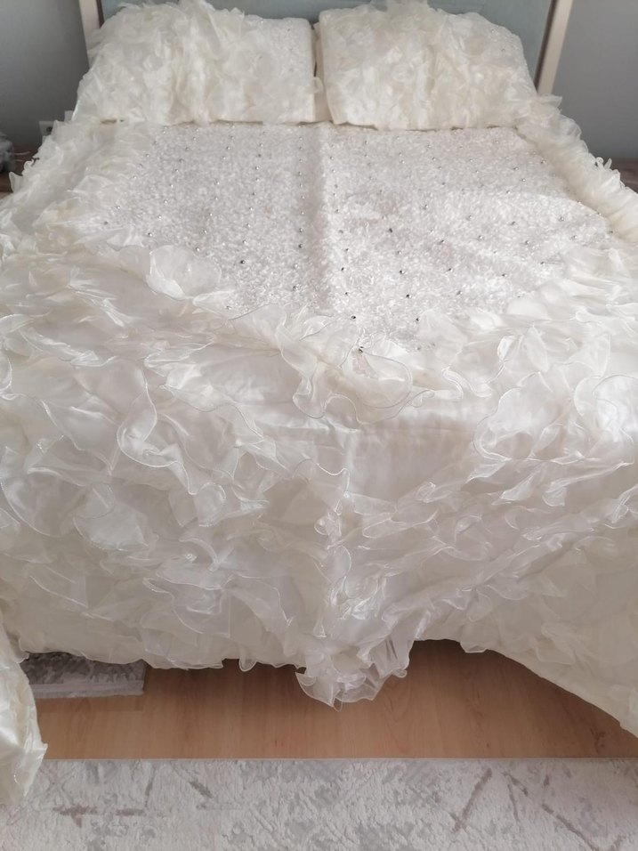 Beyaz Parlak Düz Yatak Örtüsü - Görsel 3